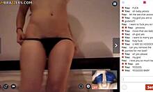 En barmfagre teenager med en perfekt krop chatter om sex på webcam