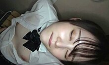 日本の女子校生、ユズ・チャンがエロティックな目覚めをする