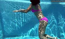 Jessica Lincolns filmează o fetiță fierbinte făcând o dublă penetrare în piscină