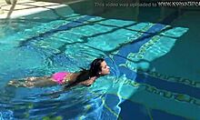 Jessica Lincolns hemmagjorda video visar en het babe som tar en dubbel penetration i poolen