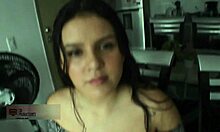 큰 엉덩이의 라틴 여성이 집에서 만든 비디오에서 그녀의 양털과 엉덩이를 따먹습니다