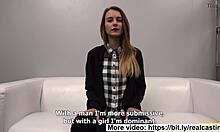Домаћи видео који приказује покорну манекенку која вришти од задовољства током секса